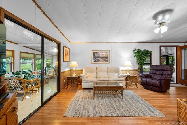 Building Photo - 7894 SE Saratoga Dr