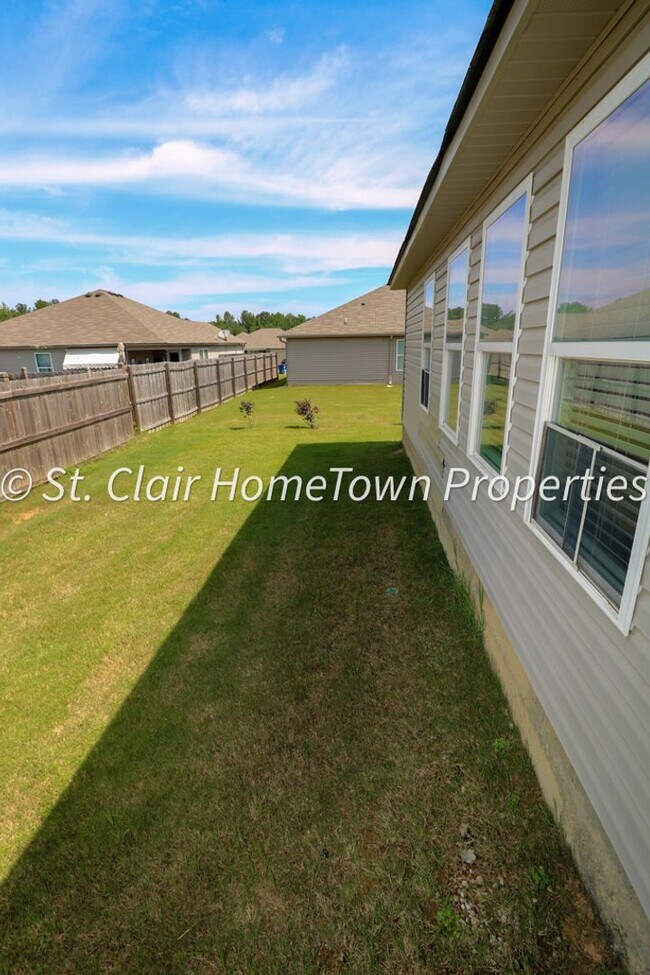 Building Photo - Spacious 4 Bedroom Home in Fox Hollow