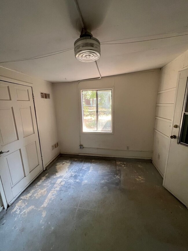 Building Photo - Magalia Home for rent, 1 car garage, 2 bed...