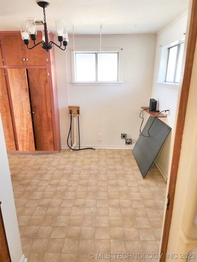 Building Photo - Quaint and Refreshed Bungalow in Joe Louis Addition