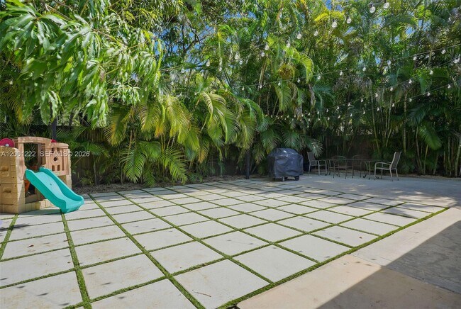 Building Photo - 2311 SW 9th Ave