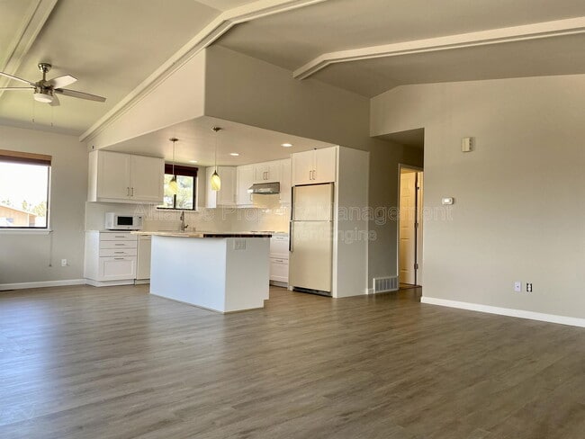 Building Photo - 5945 Breeze Ct