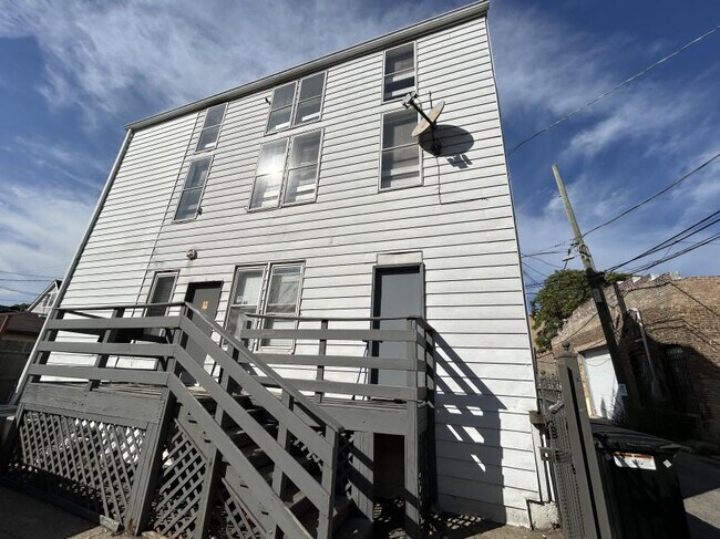Building Photo - 3 bedroom in Chicago IL 60618