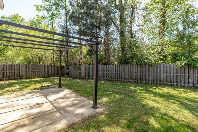 Building Photo - Large 3 bedroom (plus bonus), 2 1/2 bath home in Canterbury Farms!