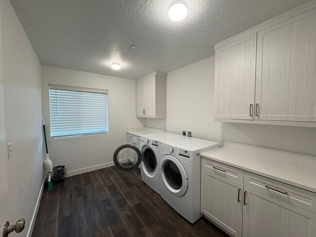 Building Photo - 380 Utah Ave