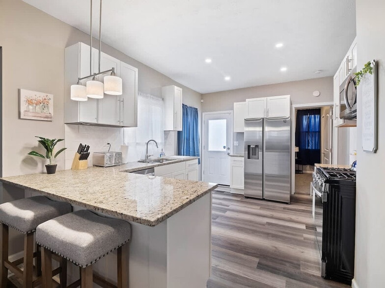 Building Photo - 1415 W 57th St