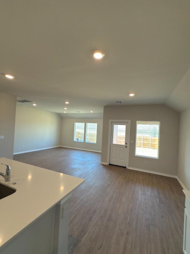 Building Photo - 2924 Firefly Dr