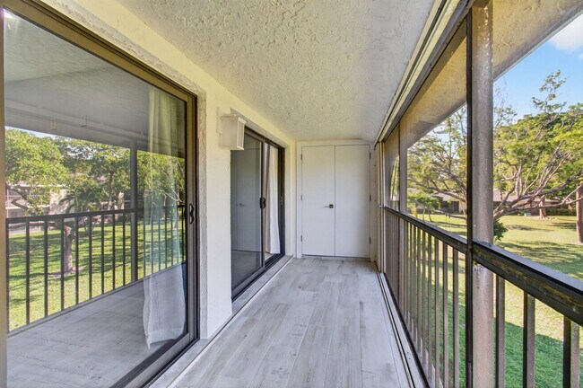 Building Photo - 3939 NE 5th Ave