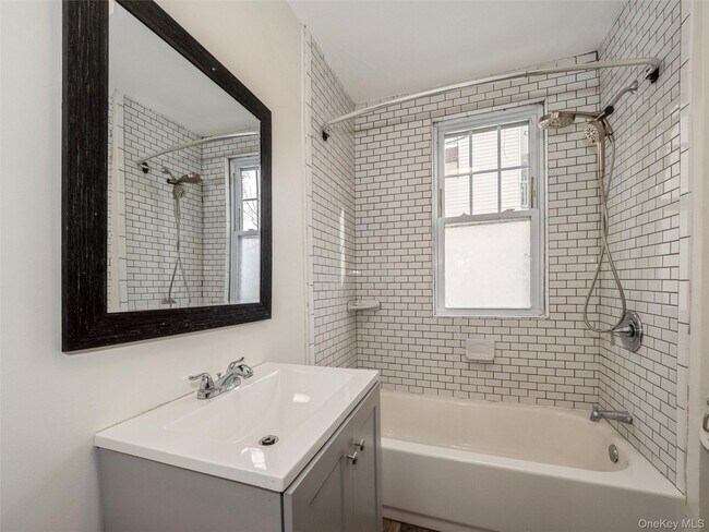 Building Photo - 236 Mansion St