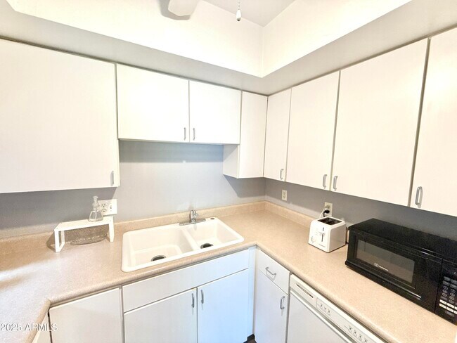 Building Photo - 8649 E Royal Palm Rd