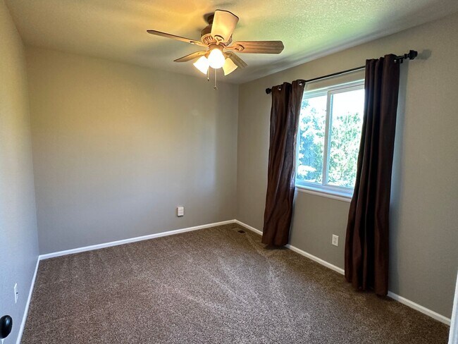 Building Photo - 3BD 3Bath Updated Home in Great Condition!