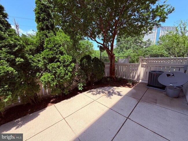 Building Photo - 1425 N Van Dorn St