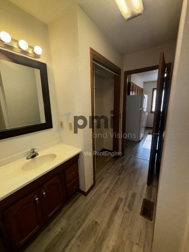 Building Photo - 1103 6th St