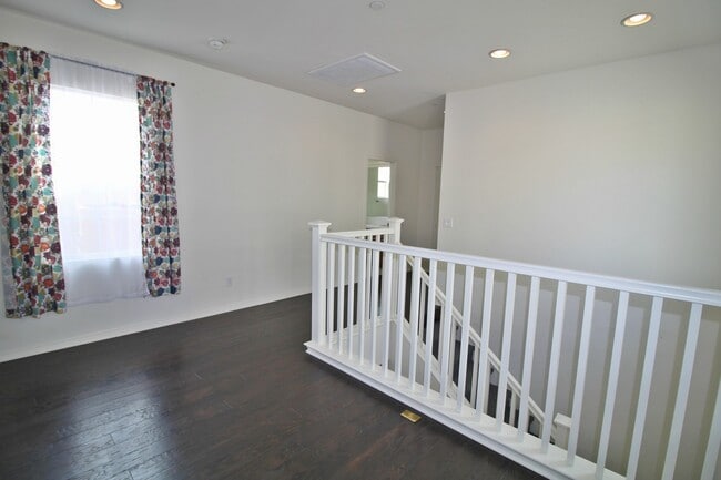 Building Photo - Oxnard | 3 bed + 2.5 bath single-family ho...