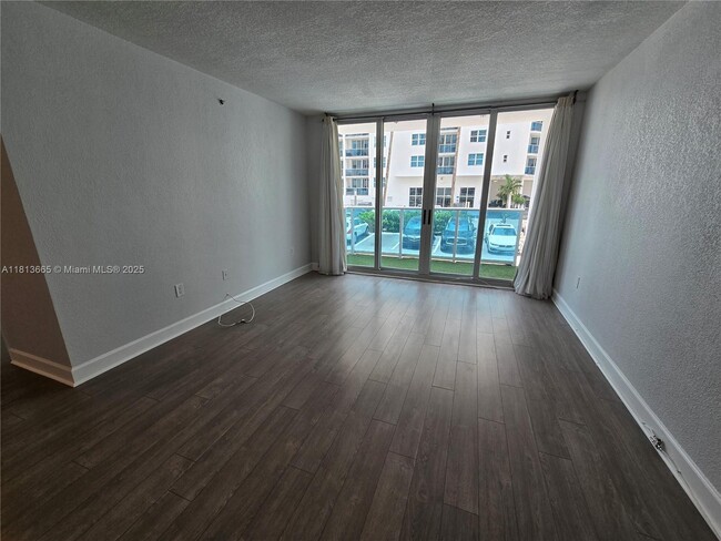 Building Photo - 7501 E Treasure Dr