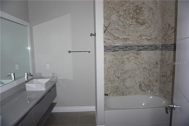 Building Photo - 1908 Greenbriar Ter