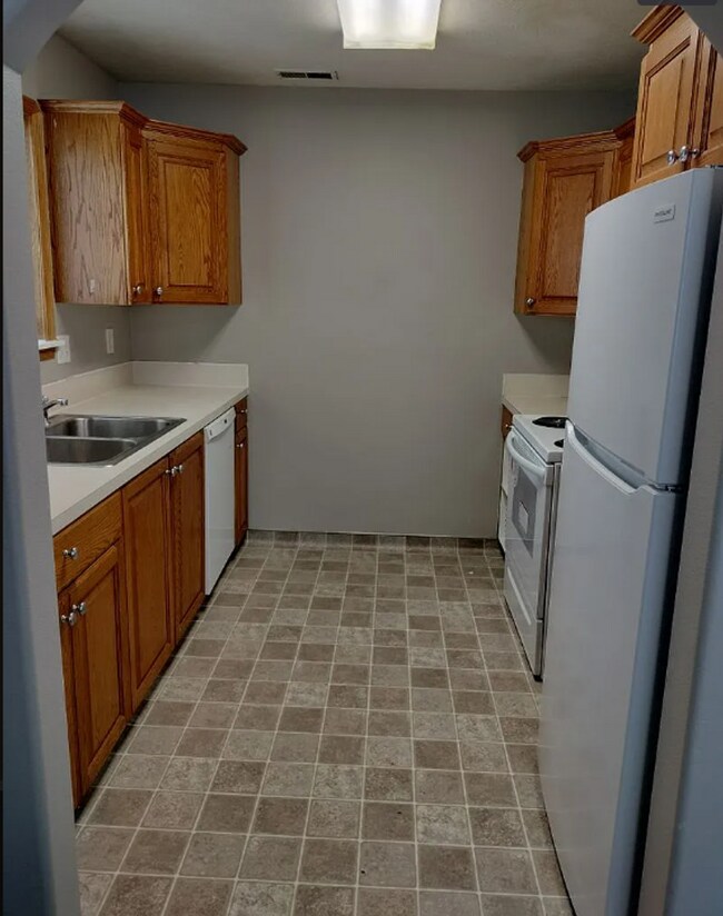 Building Photo - 2 Bed 1 Bath Apartment at Delmar Condominiums in Sugar City!