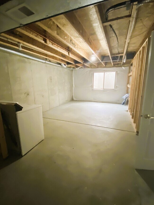 Building Photo - Easy to Enjoy Home Awaits in Perfect Location