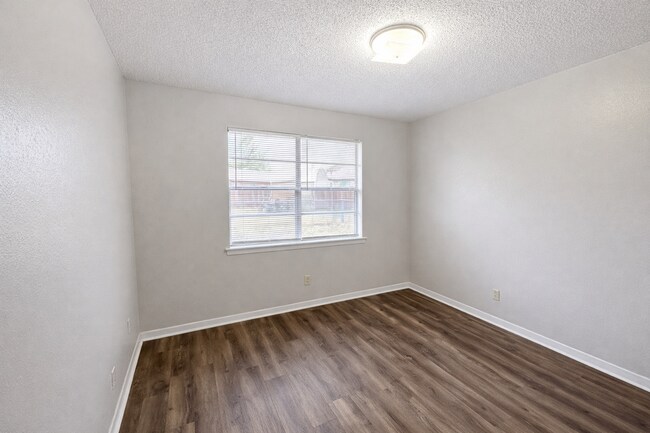 Building Photo - 407 Maple St