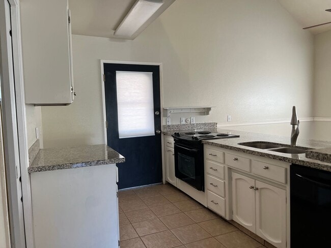 Building Photo - 3511 E Stapp Ave