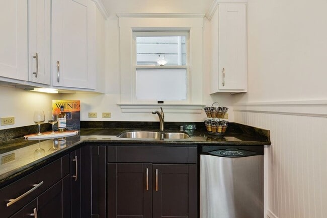 Building Photo - 151 Russ St