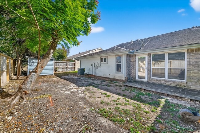 Building Photo - 2238 Sentinal Oaks St