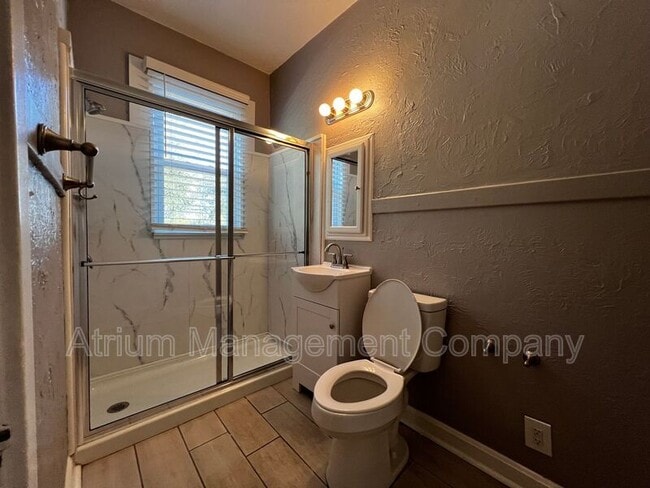 Building Photo - 410 E 14th St