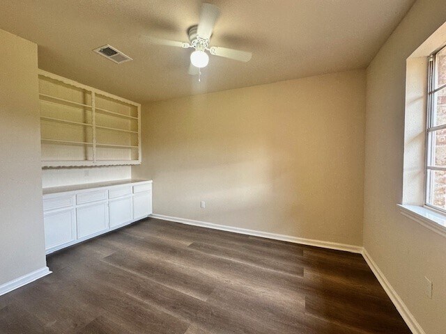 Building Photo - 818 Overland St