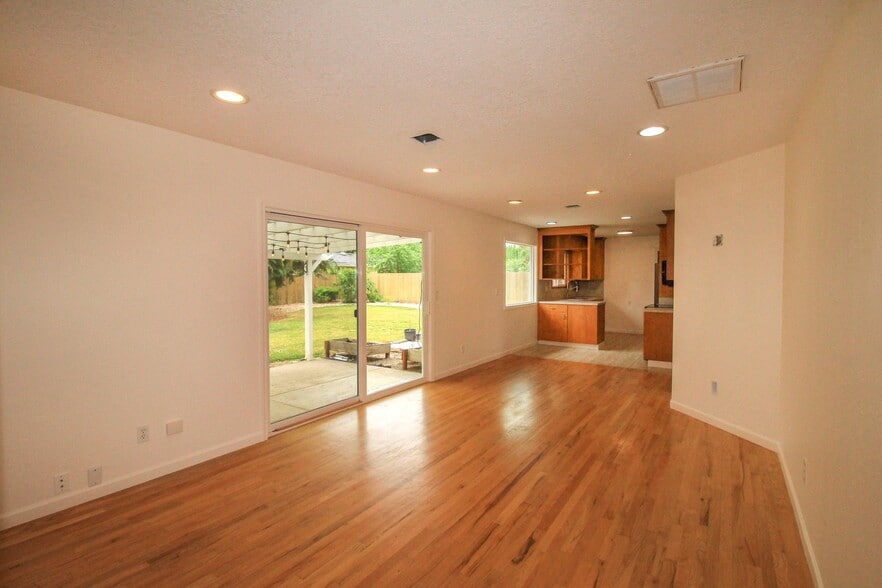 Building Photo - 1914 SE Oak Crest Dr