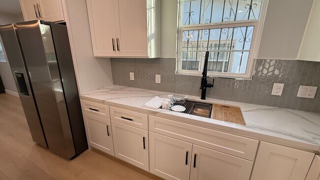 Building Photo - EPIC REA: Charming 2 Bed/ 1 Bath Home in O...