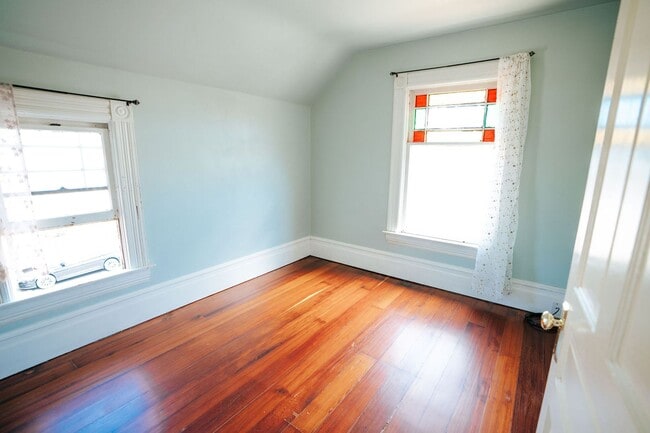 Building Photo - Charming 3-Bedroom Victorian Home in the H...