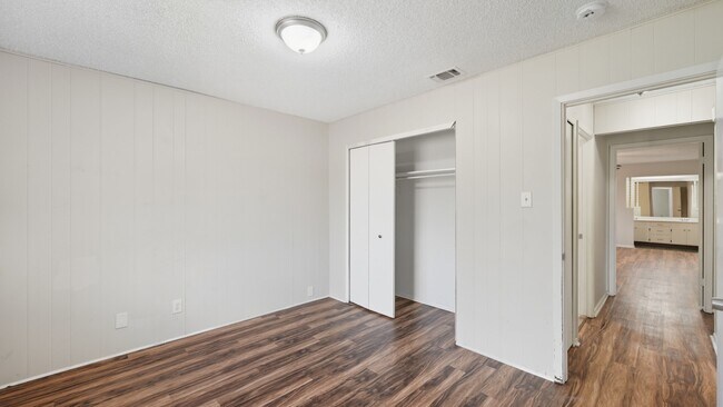 Building Photo - 140 Cloverleaf Dr