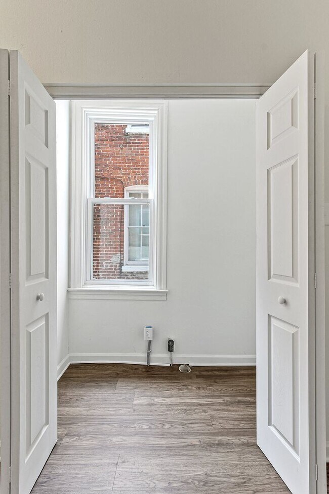 Building Photo - Spacious 5 Bedroom Home w/ Balcony, Porch & Yard Space!