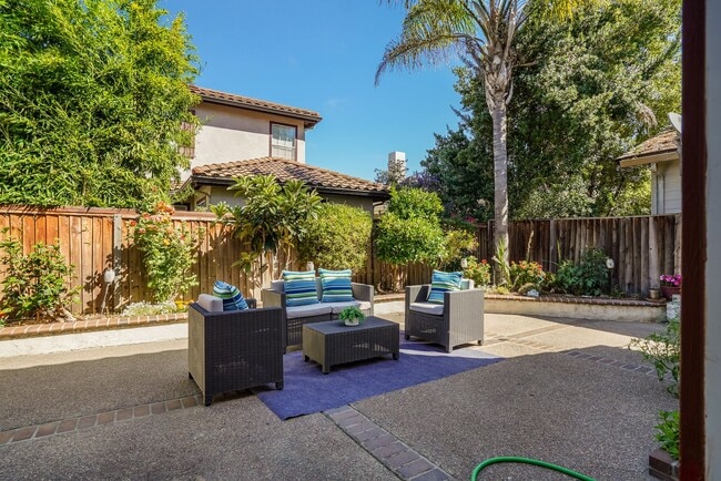 Building Photo - Comfortable and nicely upgraded home for r...