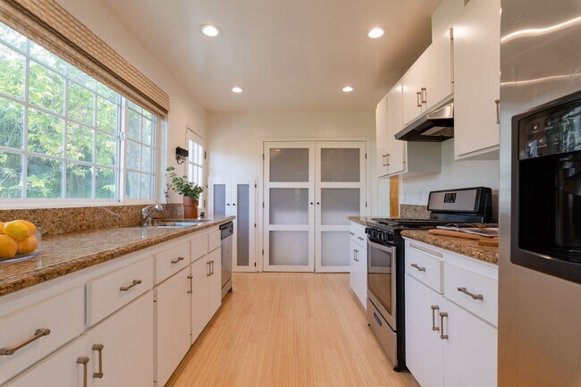 Building Photo - Beautiful Hollywood Hills Home For Lease!