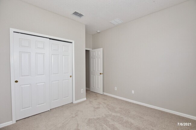 Building Photo - Gorgeous 4/2.5 Home with a 2 Car Garage Lo...