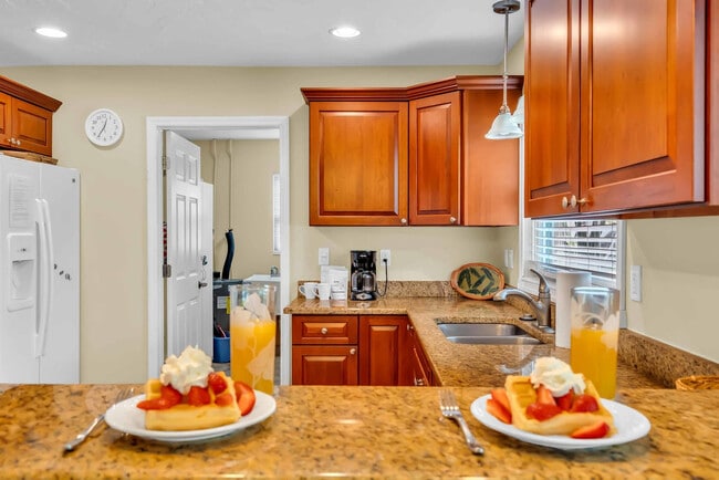 Building Photo - 2852 Gulf Gate Dr