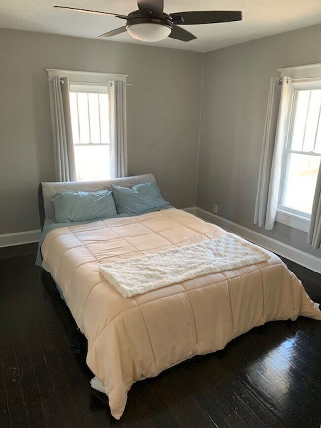 Building Photo - Beautiful 5 bedroom Home Located Near IU! ...