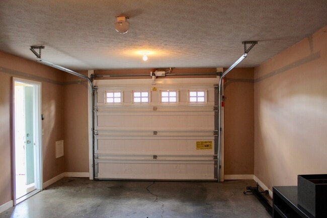 Building Photo - Large Townhome with a garage for rent! Lar...