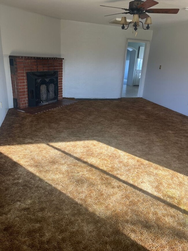 Building Photo - 2 bedroom 2 bath Country House with Big Den