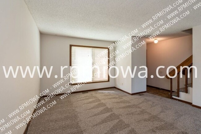 Building Photo - DUPLEX IN DES MOINES! 2 Bedroom, 1.5 Bathr...