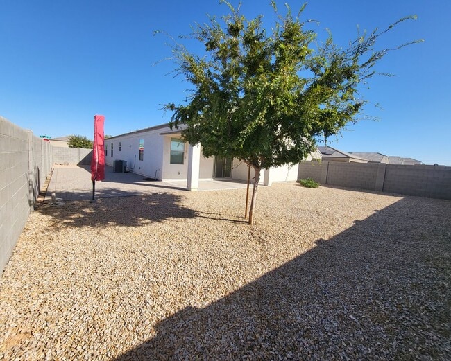 Building Photo - 3 Bedroom 2 Bathroom Magma Ranch Home