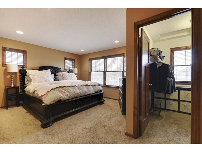 Building Photo - Woodbury, Stylish & Spacious Home Near Sho...