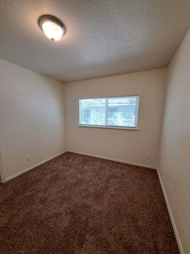 Building Photo - 2221 S Poppy Ave