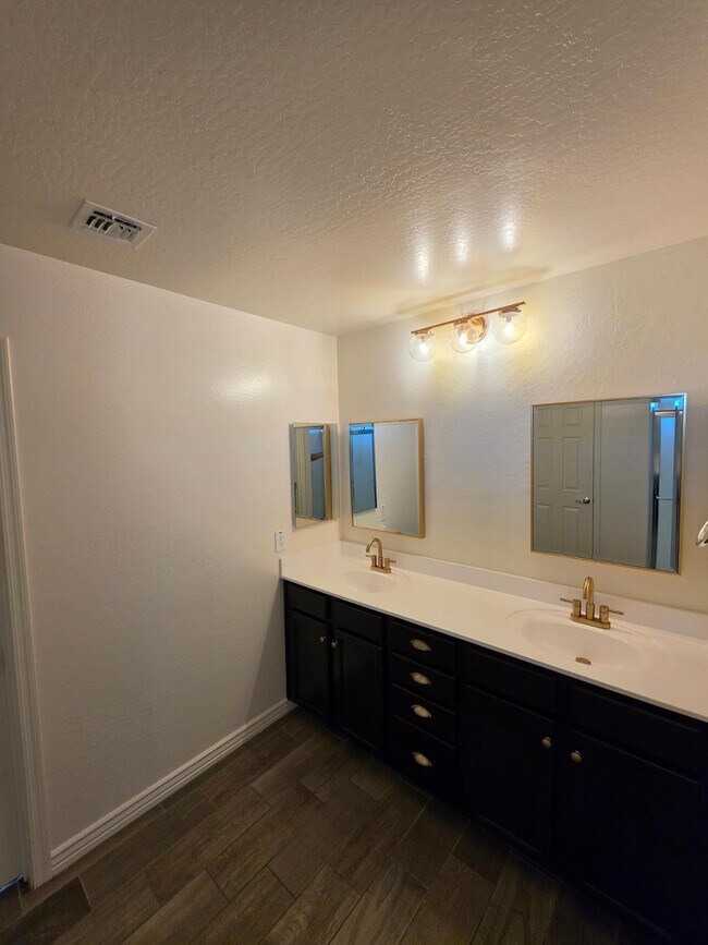 Building Photo - 2756 E Hickory St