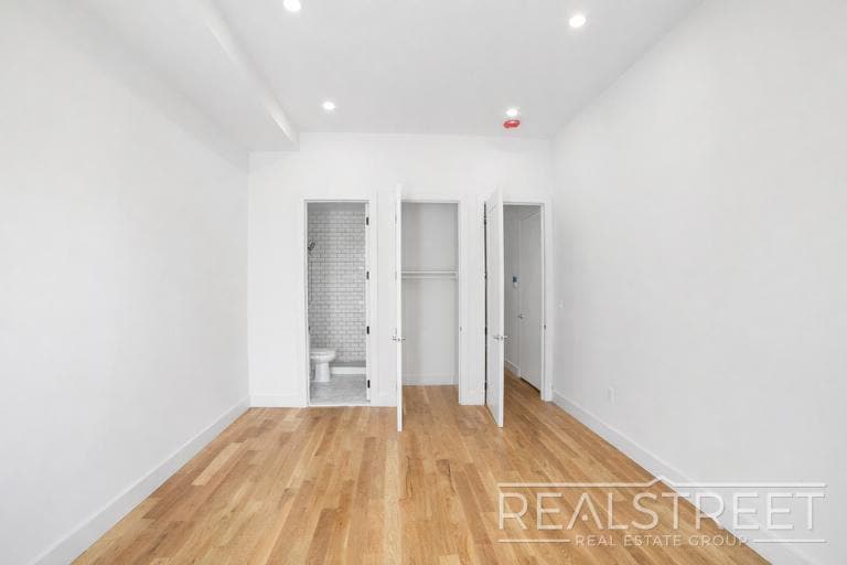 Building Photo - Magnificent 4 Bed 3.5 Bath Brownstone Duplex in Crown Heights