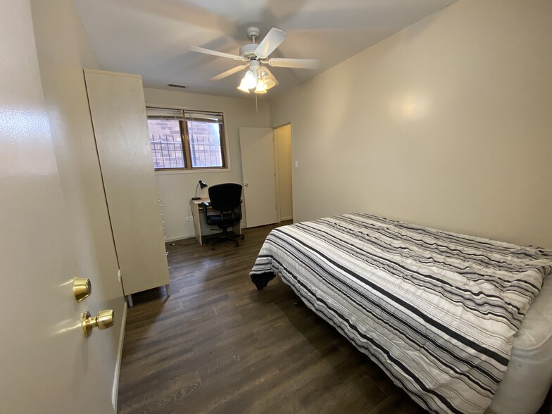 Back Bedroom - 3 - 2442 W Fillmore St