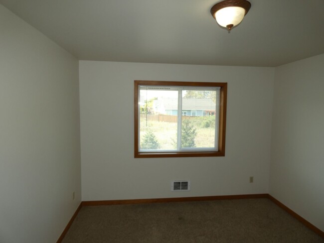 Building Photo - APPLICATION PENDING - Quiet living close t...