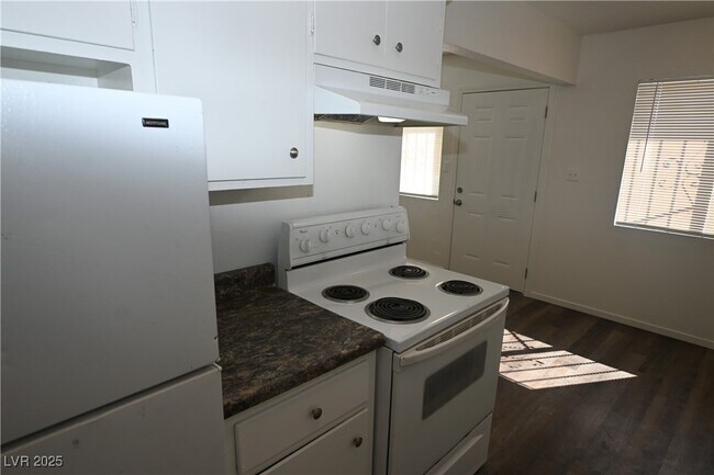 Building Photo - 715 N 11th St