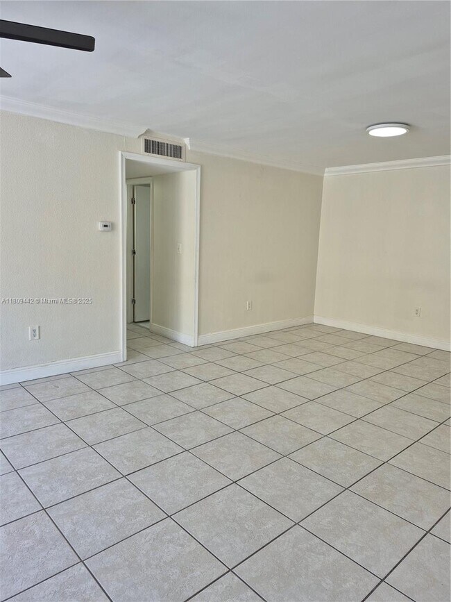 Building Photo - 9320 Fontainebleau Blvd